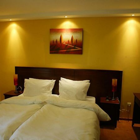 Garni Hotel Contact Belgrado Exterior foto